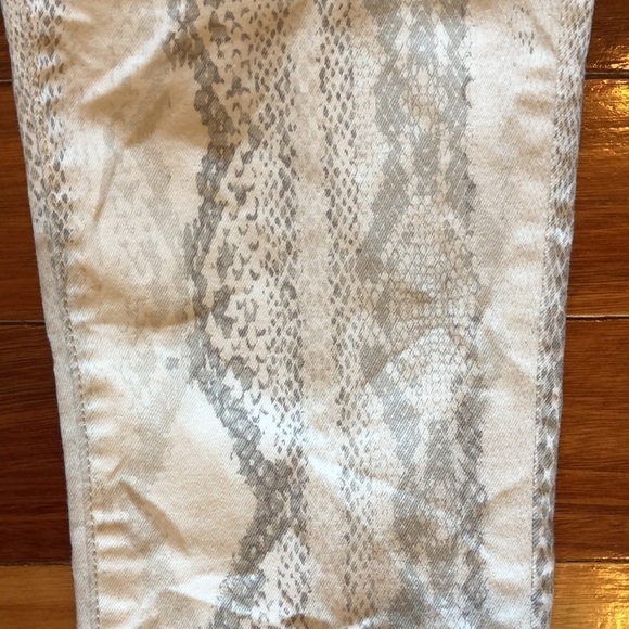 🌸New Joe’s Jeans White Snake Raw Hem Highwaist 26 - Picture 4 of 11